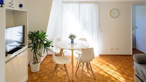 Apartemen Keluarga, Beberapa Tempat Tidur, Bebas Asap Rokok, pemandangan kota | Makan di kamar