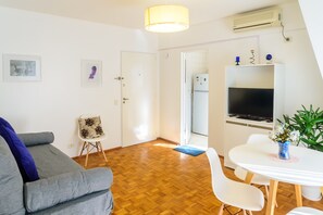 Departamento familiar, varias camas, para no fumadores, vista a la ciudad | Área de sala de estar | Televisión LCD, Netflix y servicios de streaming 