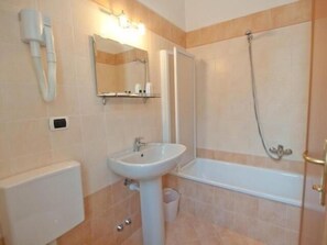 Dusche, Bidet, Handtücher