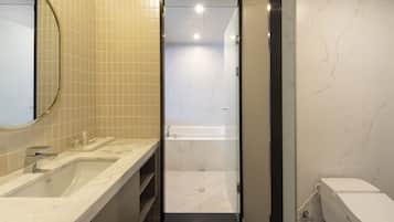 Separate tub and shower, deep soaking tub, rainfall showerhead