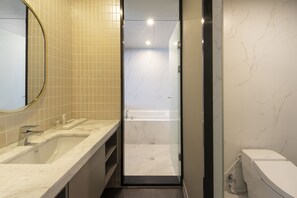 Separate tub and shower, deep soaking tub, rainfall showerhead - Browndot Seomyeon Business (Busan)