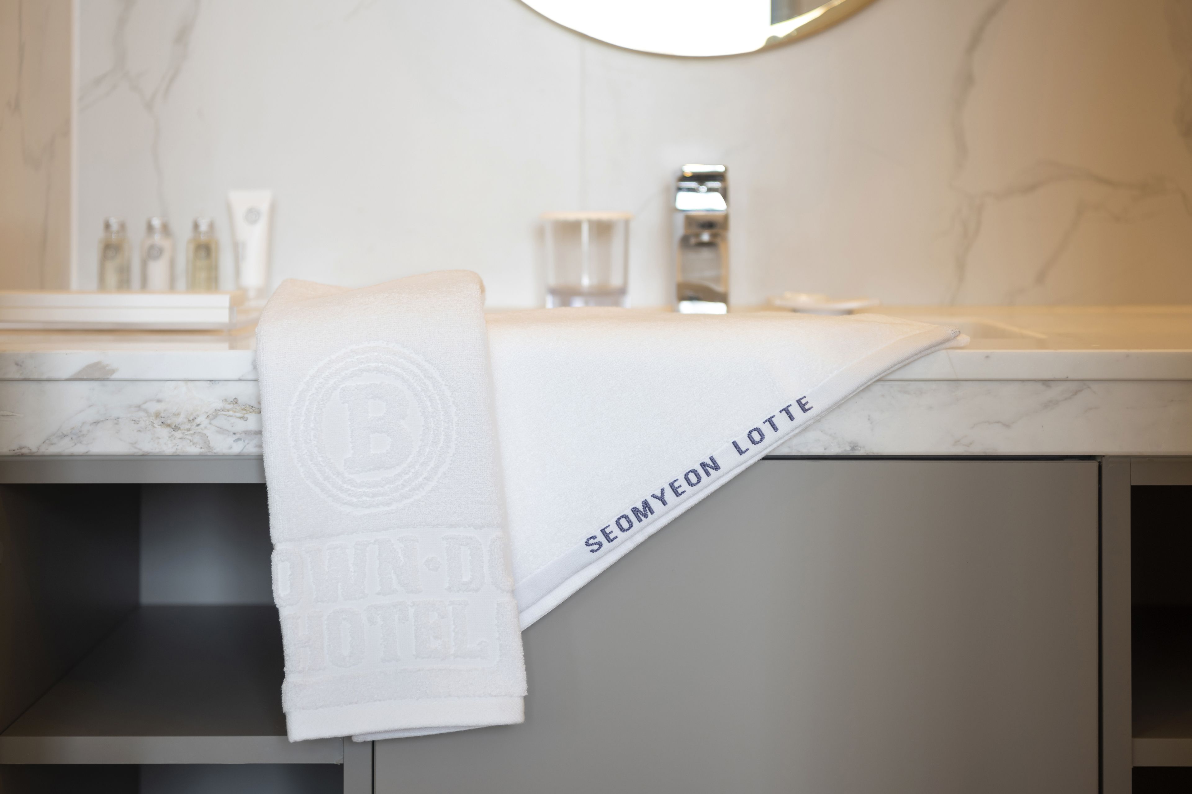 separate bathtub and shower, deep-soaking bathtub, rainfall showerhead