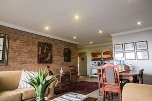 Lobby sitting area - Hillside Guesthouse (Umhlanga)