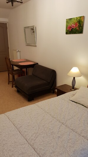 Twin Room | Desk, blackout drapes, WiFi (free), individually decorated - Au Bel Air (Avallon)