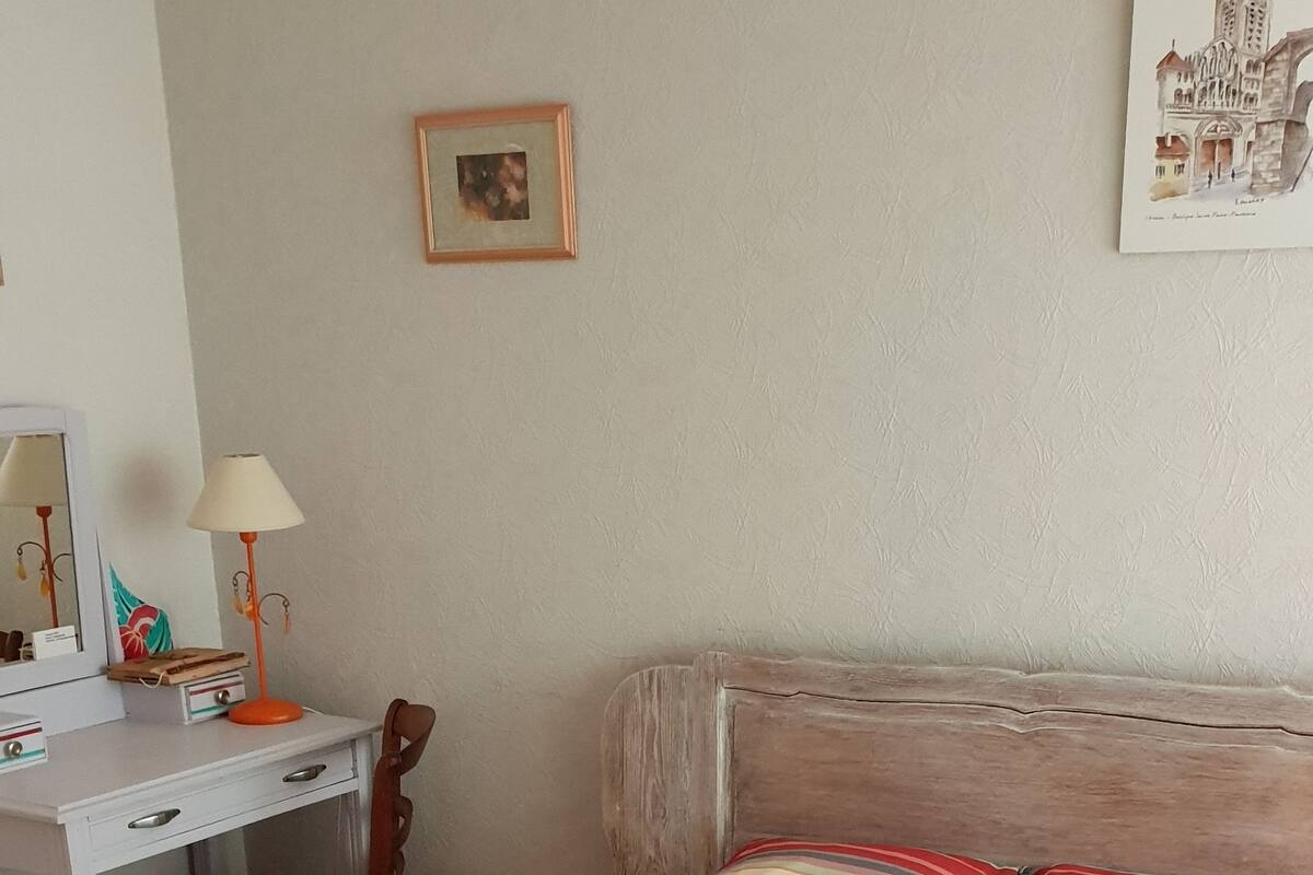 Habitación doble | Escritorio, cortinas blackout, wifi gratis y decoración personalizada