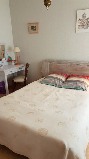 Double Room | Desk, blackout drapes, WiFi (free), individually decorated - Au Bel Air (Avallon)