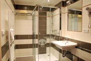 Habitació individual | Bany | Dutxa, articles de tocador gratuïts, assecador de cabells i tovalloles 