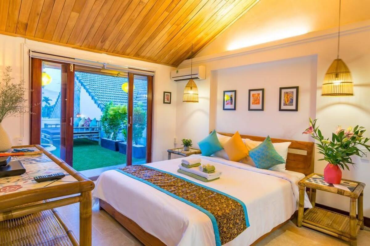 Minibar, in-room safe, desk, blackout curtains