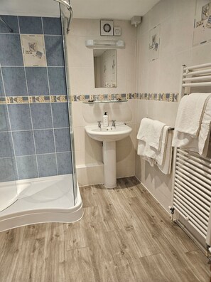 Family Room | Iron/ironing board, free WiFi, bed sheets - The Beacons Guest House (Brecon)