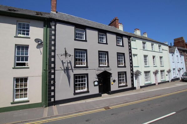 Front of property - The Beacons Guest House (Brecon)