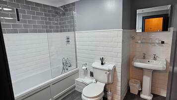 Chambre Triple | Salle de bain | Douche, articles de toilette gratuits, sĂšche-cheveux