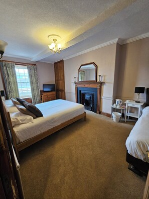 Triple Room | Iron/ironing board, free WiFi, bed sheets - The Beacons Guest House (Brecon)