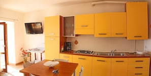 Full-sized fridge, microwave, stovetop, cookware/dishes/utensils
