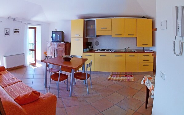 Großer Kühlschrank, Mikrowelle, Herdplatte