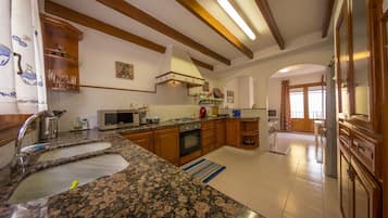 Full-sized fridge, microwave, oven, stovetop
