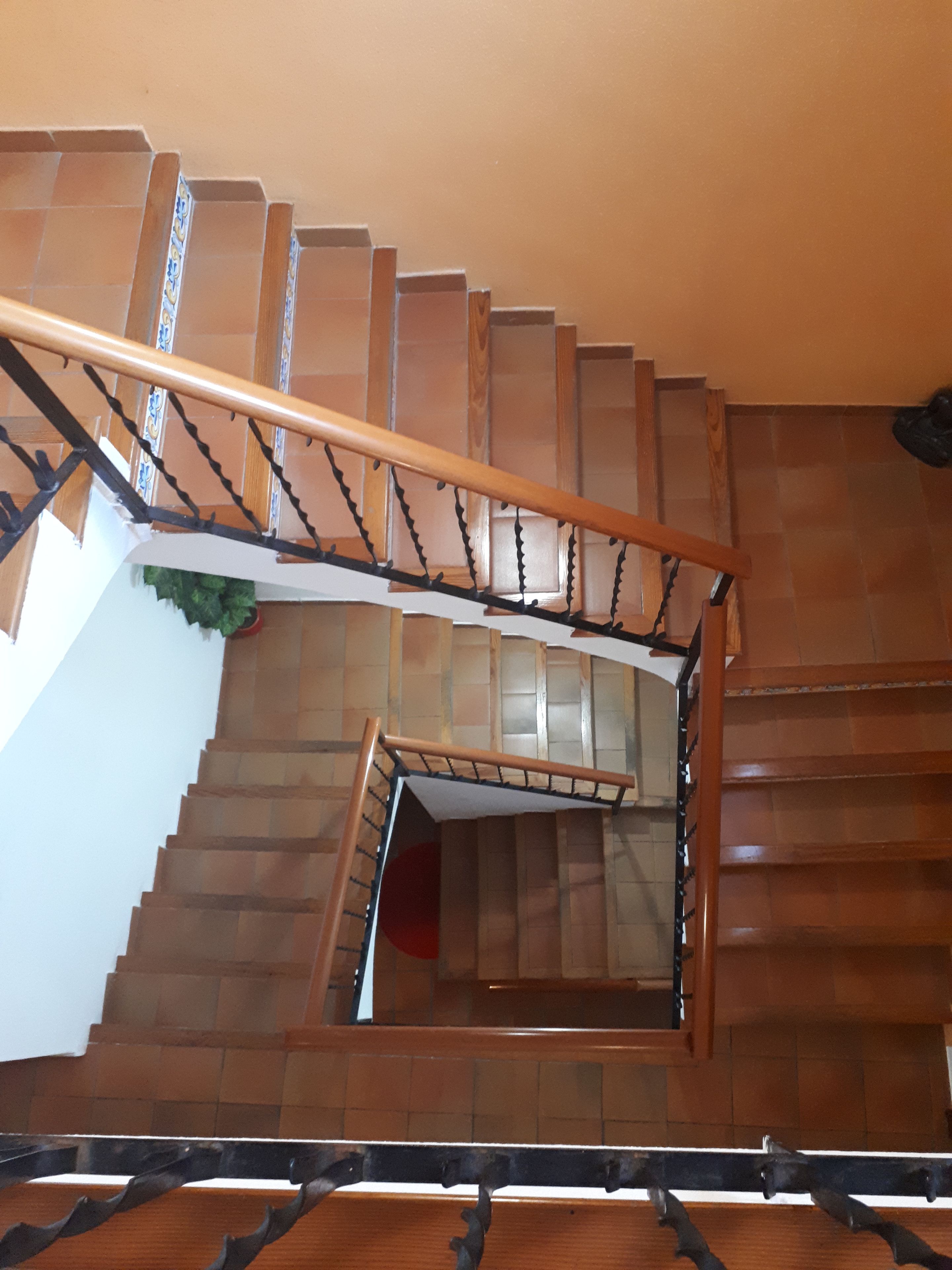 Eine Treppe mit Holzbodenstufen und einem Metallgeländer.