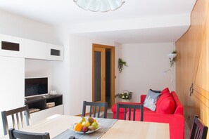 Apartment, 3 Bedrooms | Living room | Flat-screen TV, fireplace