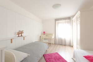 A bedroom with a bed, a desk, and a chair. - Casa del Borgo Vesio (Tremosine)