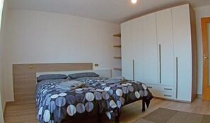 Apartment, 3 Bedrooms | 3 bedrooms, in-room safe, cribs/infant beds, free WiFi