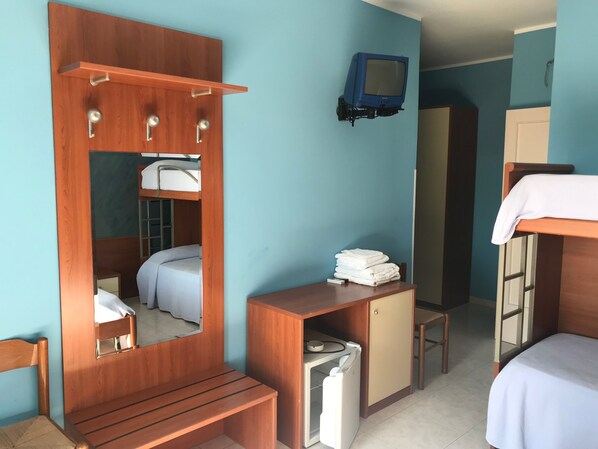 Neljän hengen huone | Työpöytä, ilmainen Wi-Fi, vuodevaatteet