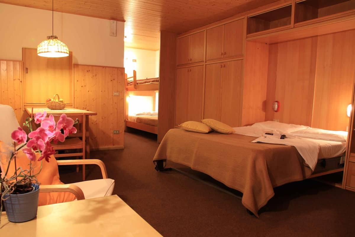Cortinas blackout, cunas, wifi y ropa de cama 