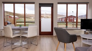 Småhus – standard, 2 soverom, kjøkken | Oppholdsområde | Bøker