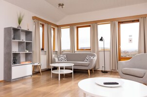 Sumarhús fyrir fjölskyldu - 4 svefnherbergi - 2 baðherbergi - útsýni yfir garð | Stofa