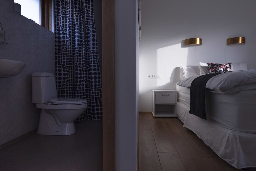 Une chambre à coucher avec un lit, une table de chevet et une commode.