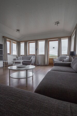 Casa de campo familiar, 4 habitaciones, 2 baños, vista al jardín | Área de sala de estar