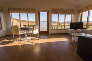 标准村舍, 2 间卧室, 厨房 | 起居区