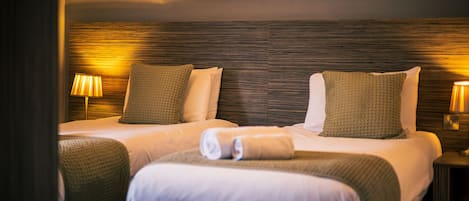 Tabla de planchar con plancha, wifi gratis y ropa de cama