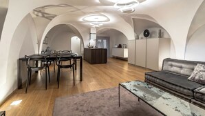 Leilighet – deluxe, 2 soverom | Oppholdsområde | Flatskjerm-TV