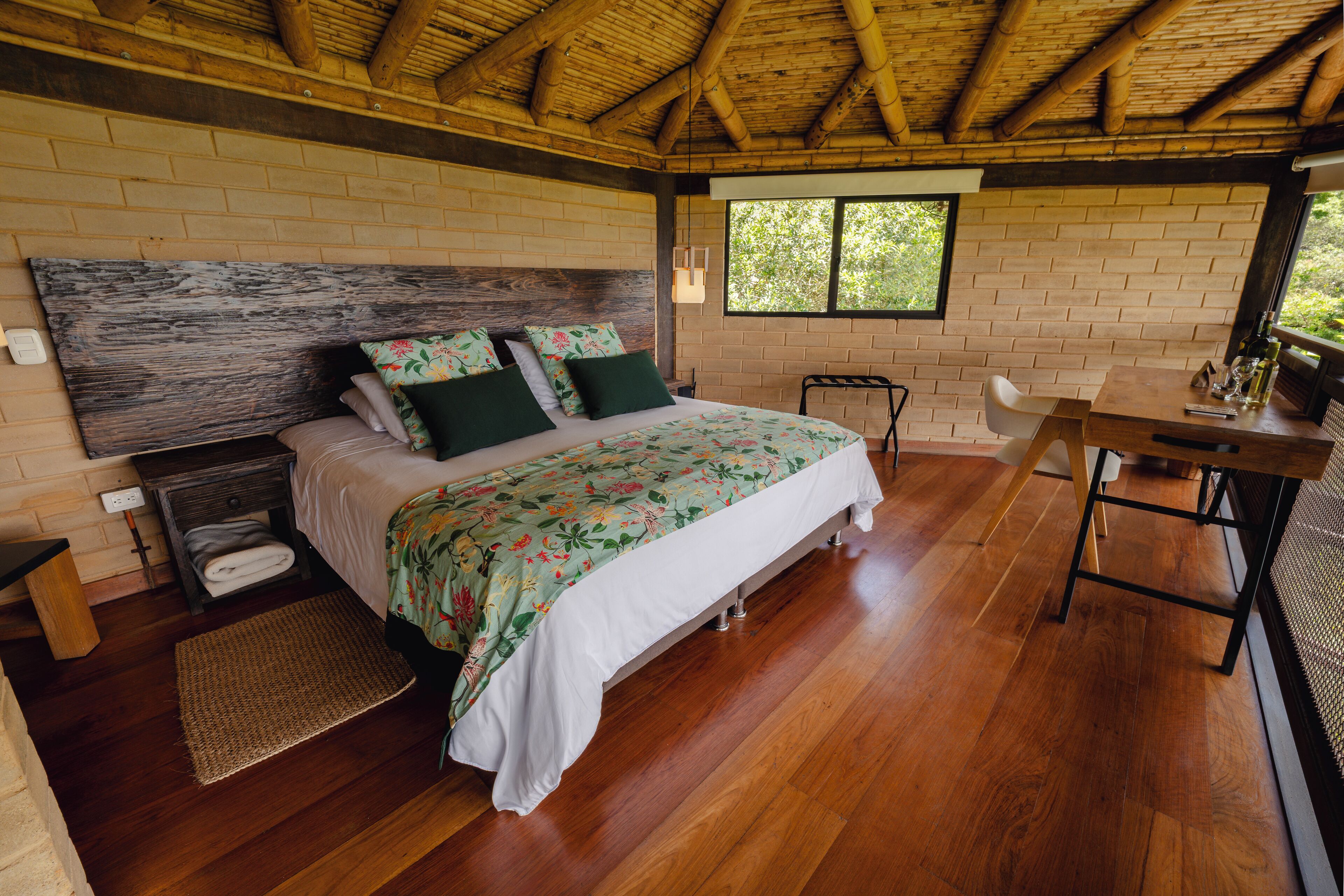 Un dormitorio con cama de madera, escritorio y ventana.