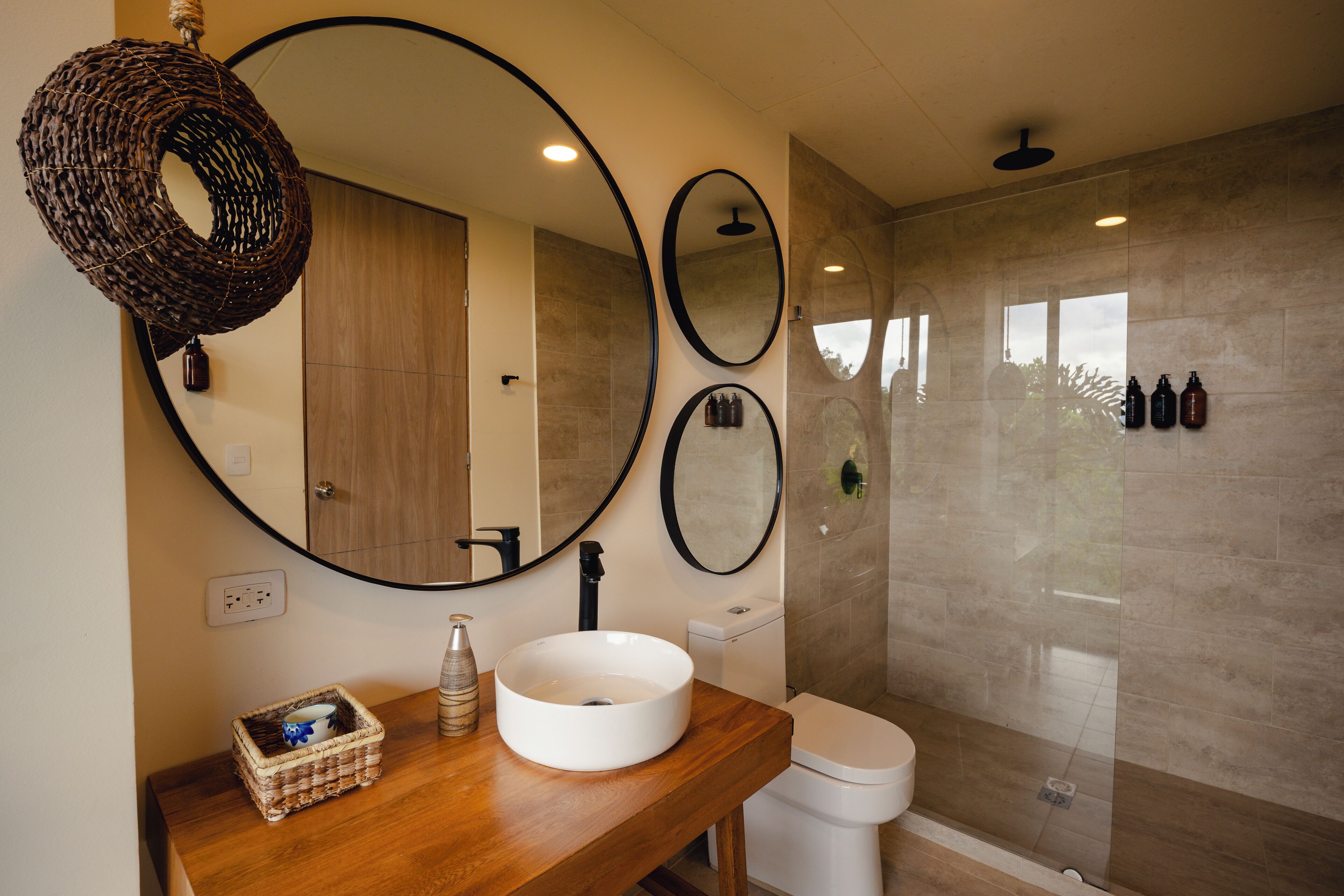 Deluxe Double Room, 1 Queen Bed, Non Smoking | Bathroom | Shower, free toiletries, bathrobes, towels
