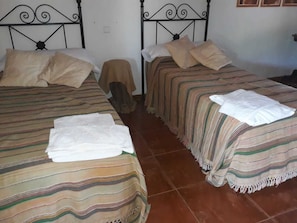 Room, Multiple Beds | 5 bedrooms, in-room safe, soundproofing, rollaway beds - Casa Rural La Cimbarra (Aldeaquemada)