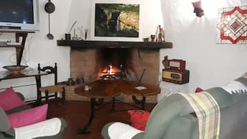 Habitació, diversos llits | Sala d'estar | Televisor de pantalla plana i llar de foc