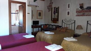 Chambre, plusieurs lits | 5 chambres, coffres-forts dans les chambres, chambres insonorisées