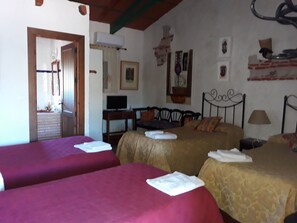 Chambre, Plusieurs lits | 5 chambres, coffre-fort, systĂšme dâinsonorisation