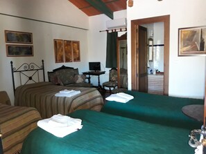 A room with two beds, a chair, a desk, and a television. - Casa Rural La Cimbarra (Aldeaquemada)