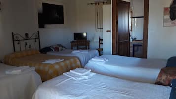 Chambre, plusieurs lits | 5 chambres, coffres-forts dans les chambres, chambres insonorisées