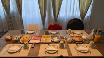 Daily continental breakfast (EUR 7.5 per person)