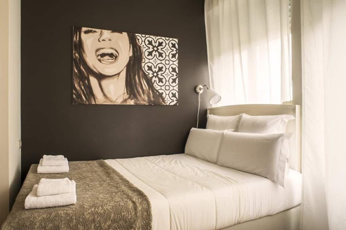 Kamar Double, balkon (5) | Tirai kedap cahaya, setrika/meja setrika, Wi-Fi gratis, dan seprai linen