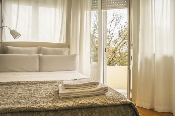 Kamar Double, balkon (5) | Tirai kedap cahaya, setrika/meja setrika, Wi-Fi gratis, dan seprai linen