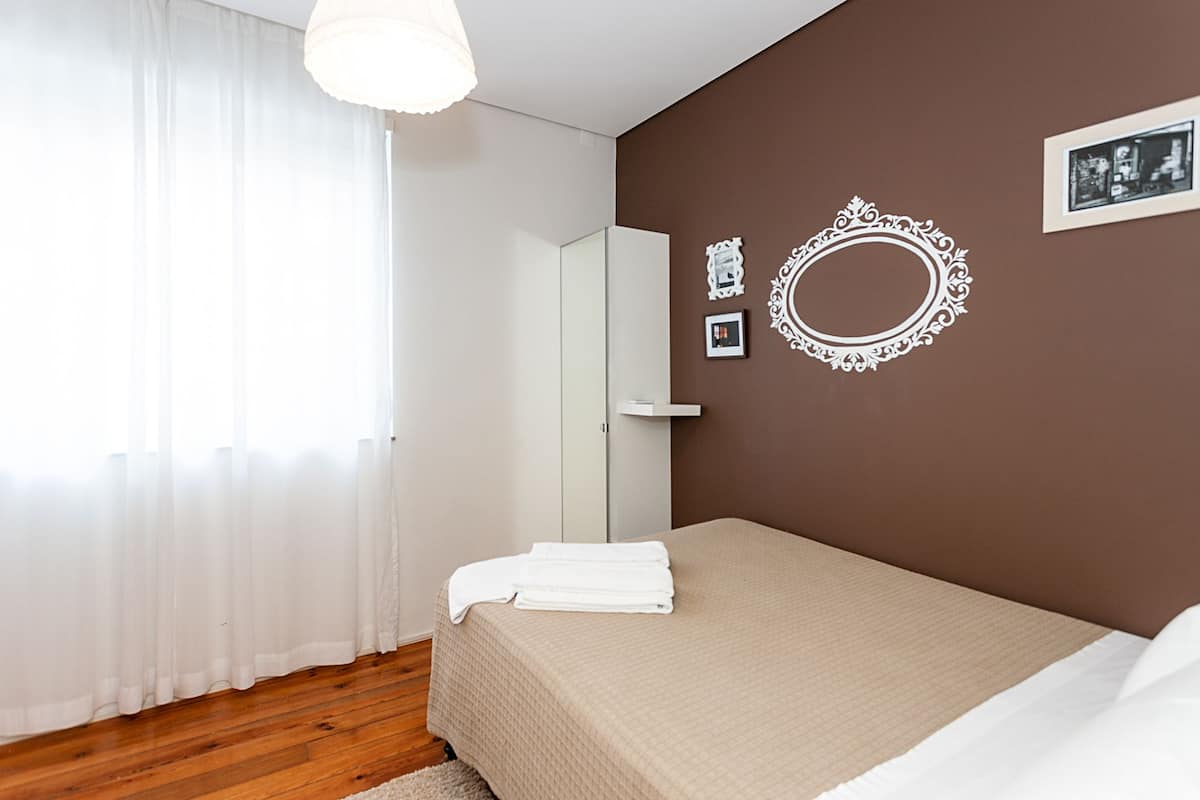 Kamar Double (2) | Tirai kedap cahaya, setrika/meja setrika, Wi-Fi gratis, dan seprai linen