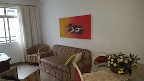 Traditional-Apartment, Mehrere Betten, barrierefrei, eingeschränkter Meerblick | Wohnzimmer | LCD-Fernseher