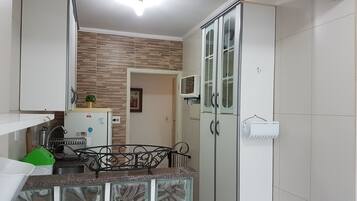 Apartamento tradicional, várias camas, acessível, vista parcial para o mar | Cozinha privada | Geladeira, micro-ondas, fogão, cooktop