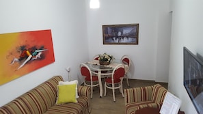 Traditional-Apartment, Mehrere Betten, barrierefrei, eingeschränkter Meerblick | Wohnzimmer | LCD-Fernseher