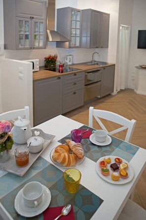 Apartment, 2 Bedrooms | In-room dining