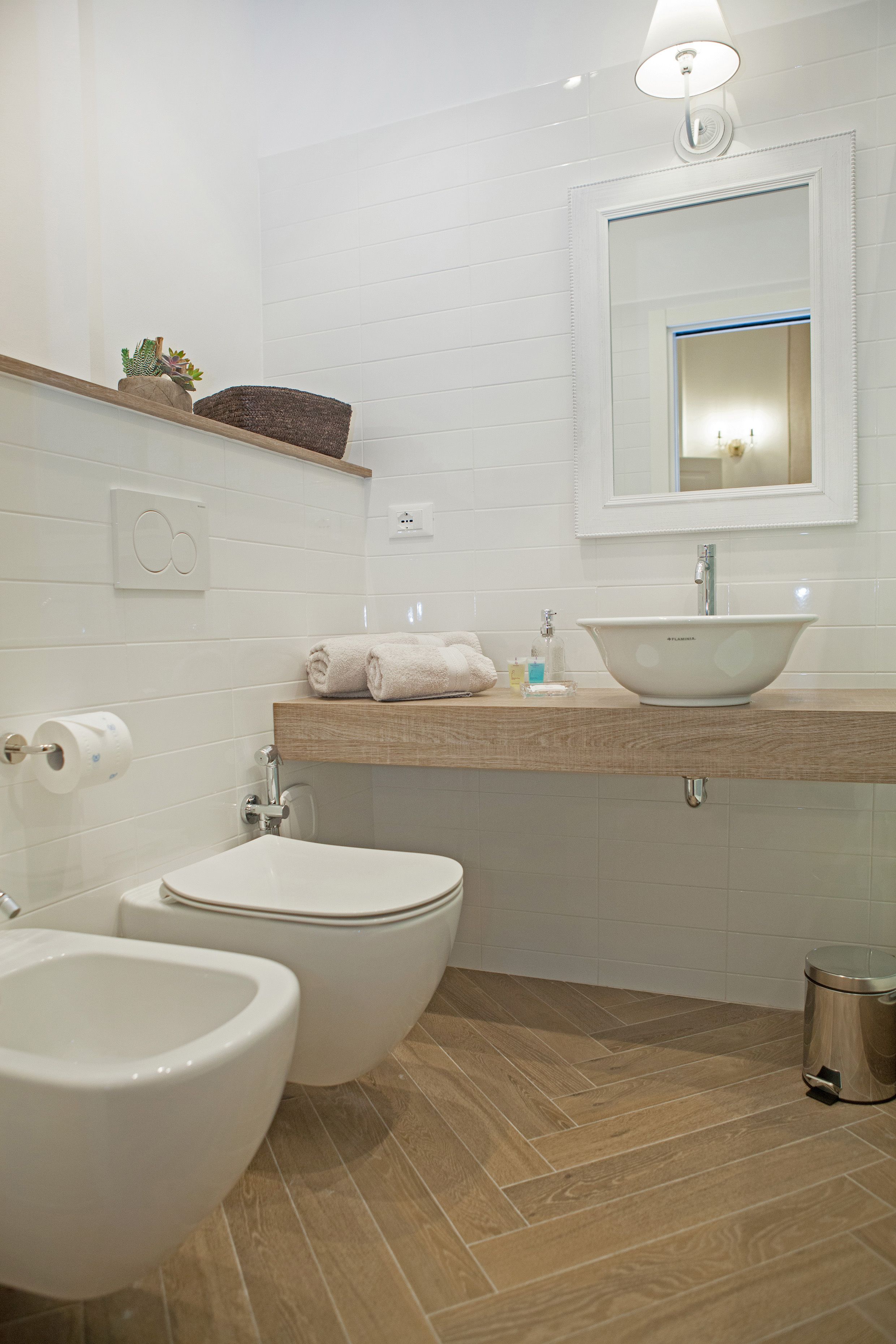 Departamento, 2 habitaciones | Baño | Regadera, regadera tipo lluvia, amenidades de baño gratuitas 