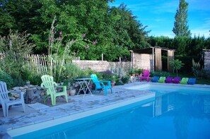 Outdoor pool, open 9:00 AM to 9:00 PM, pool umbrellas, sun loungers - Chambres d'hôtes Lou Cliou (Cliousclat)